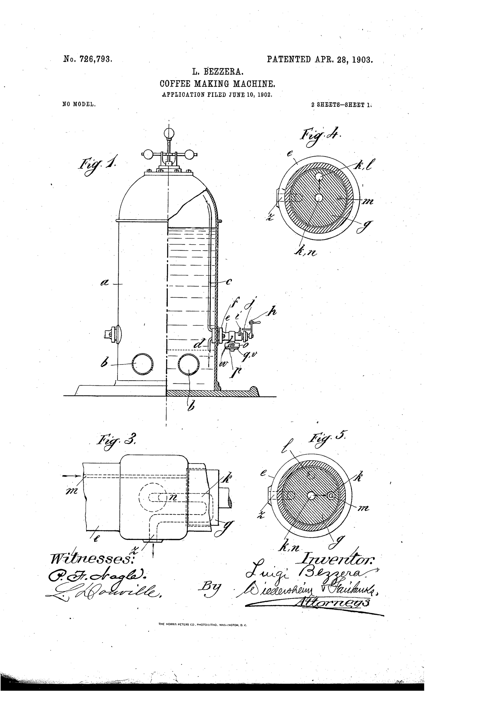 Feuille 1 du brevet américain déposé par Luigi Bezzera. À gauche, la chaudière verticale en forme d'obus posée sur son socle, ses portes de foyer rondes, son robinet et sa soupape rassemblés en grappe à mi-hauteur ; à droite, trois coupes du robinet de distribution et du porte-filtre qui reçoit la mouture. C'est la machine milanaise de 1901, celle qui fonde l'espresso, redessinée pour l'office des brevets des États-Unis et signée de la main de l'inventeur.