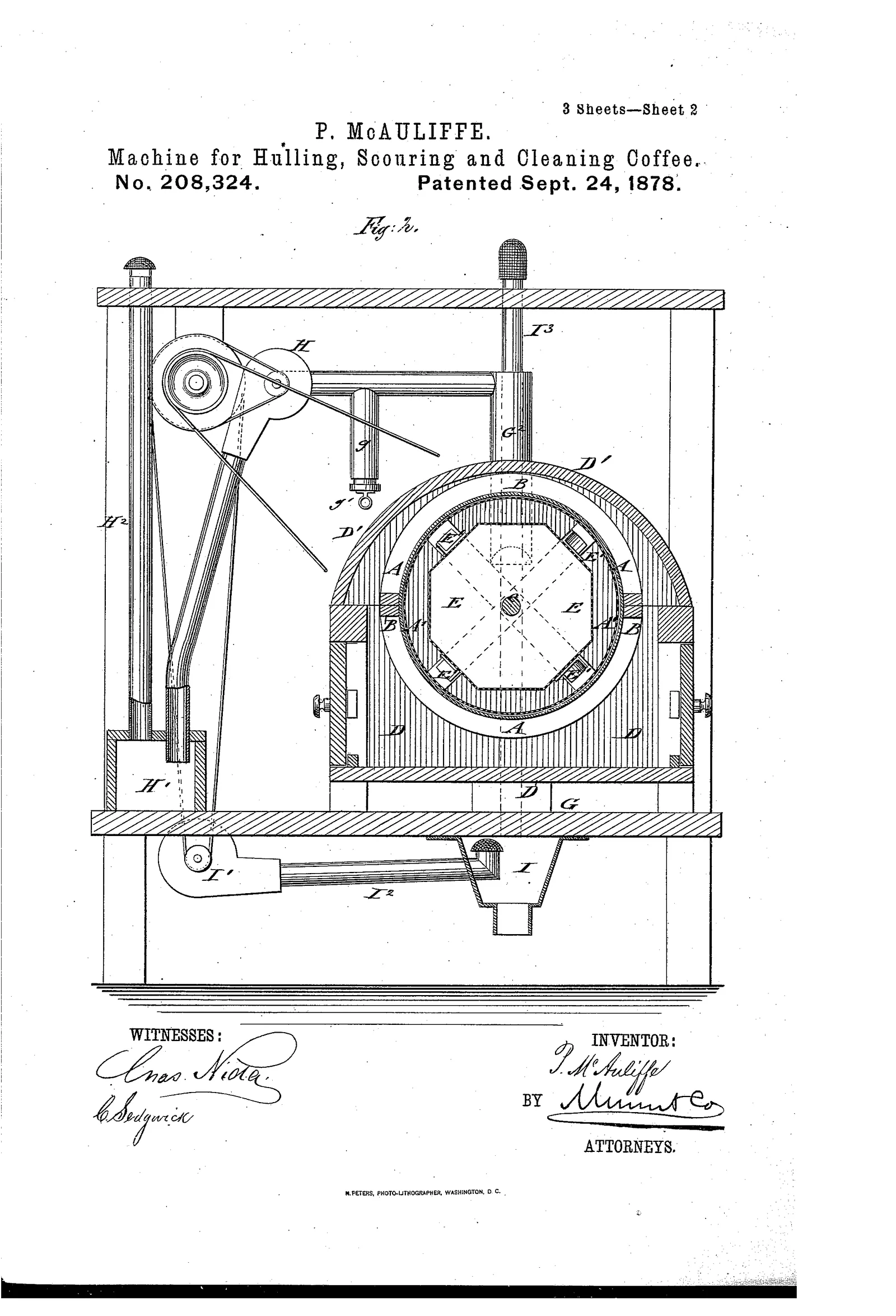 La machine vue de bout, dessinée comme un meuble : un haut bâti de fonte et de bois, la grande poulie de transmission d'un côté, le tambour cylindrique logé au centre derrière son capot, et sous lui les caissons où se collectent séparément les coques, les pellicules et le grain propre. La feuille dit ce qu'était une décortiqueuse de la fin du XIXe siècle, une pièce d'atelier haute comme un homme.