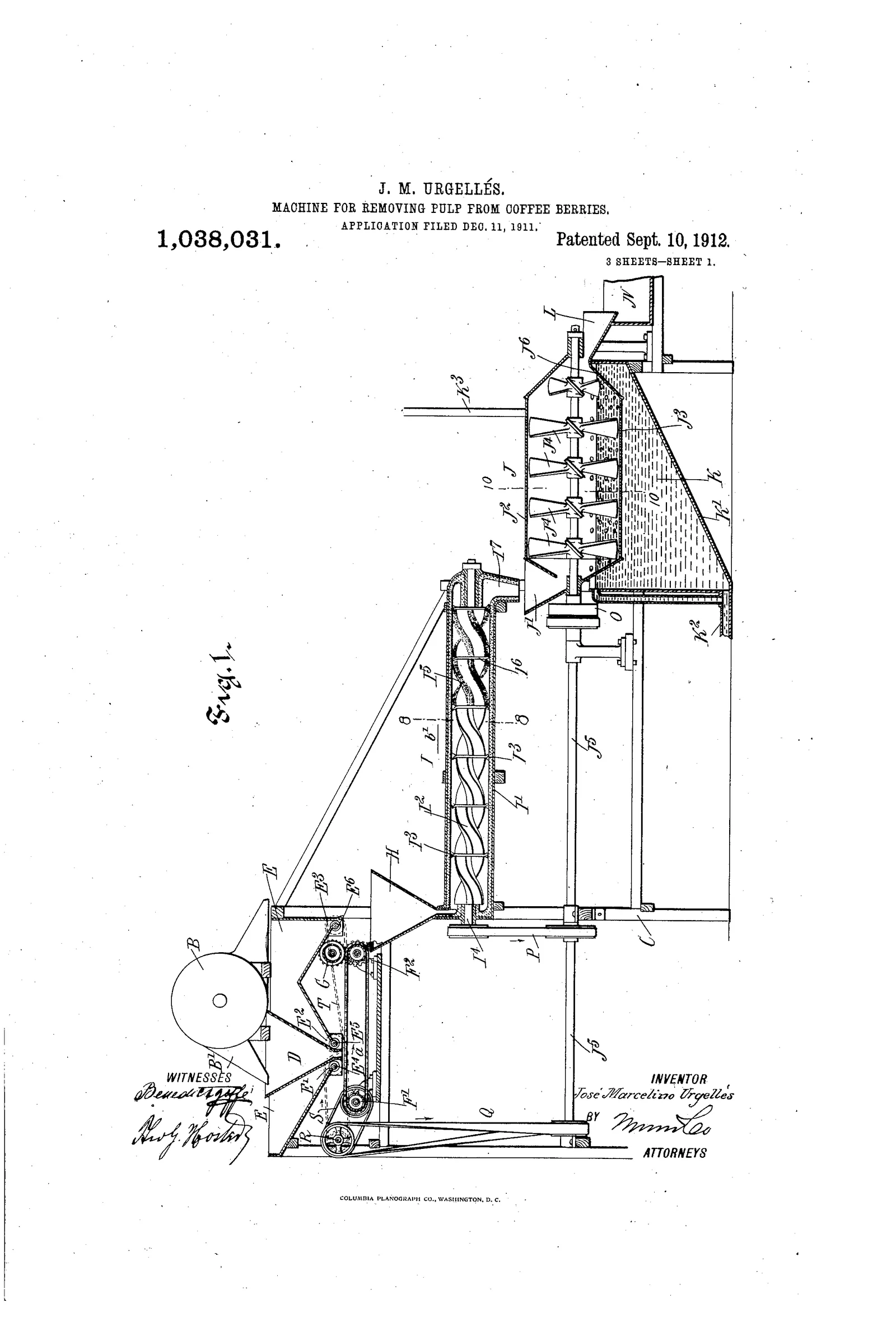 La machine entière en élévation, bâtie en hauteur : la trémie de chargement en haut, le corps dépulpeur au milieu, et sous lui la colonne d'évacuation qui sépare les deux sorties, la pulpe d'un côté, le grain de l'autre. Le dessin fait voir la hauteur réelle de ces machines, que l'on oublie quand on ne connaît que le petit pulpeur à manivelle.