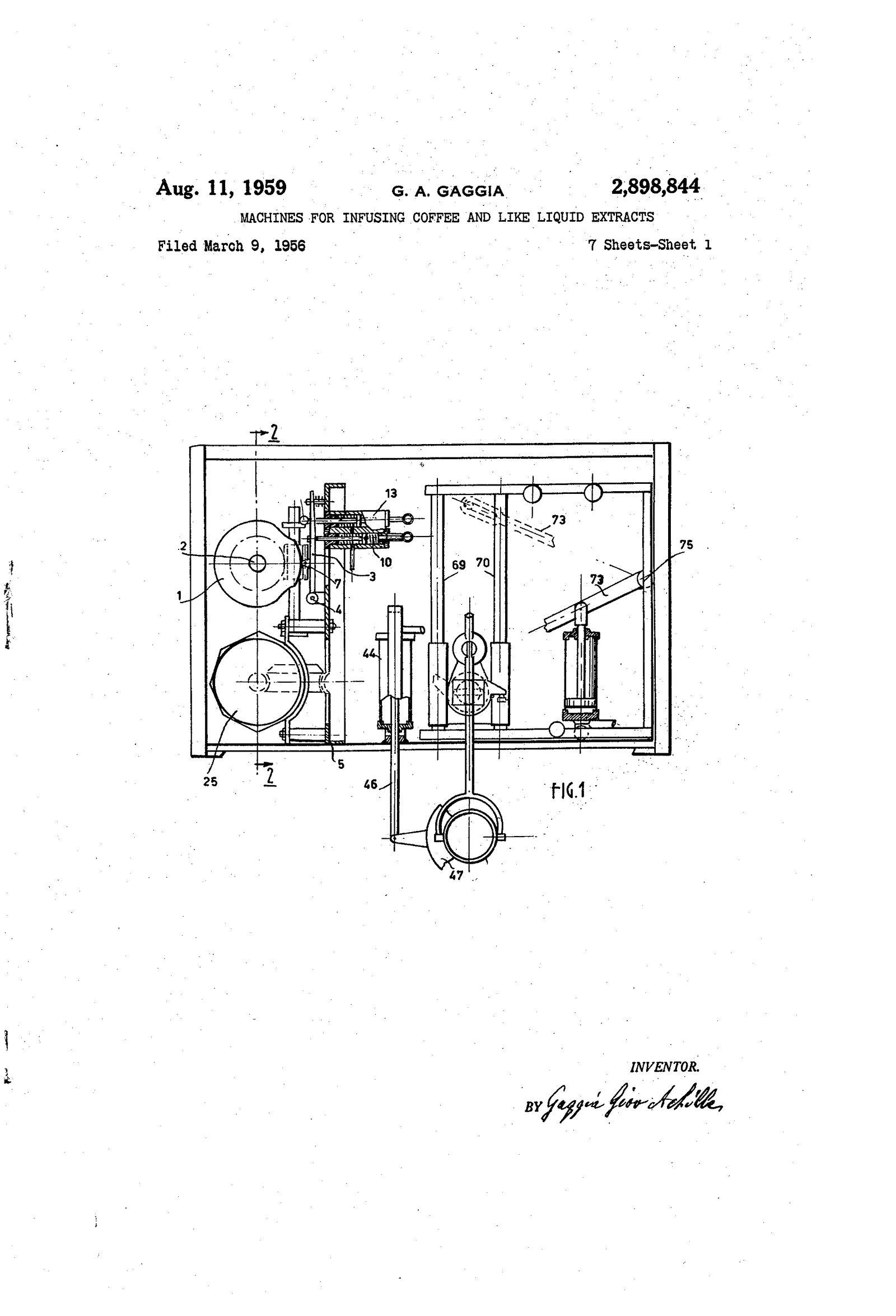 Feuille 1 du brevet d'Achille Gaggia, dessinée à plat comme un plan de mécanique : le bâti vu de l'intérieur, la pompe et son volant à gauche, le groupe de percolation au centre, et la timonerie du levier tracée en diagonale jusqu'à la poignée. C'est le piston commandé au levier qui remplace ici la pression de vapeur par une pression d'eau bien plus forte, et fait apparaître la crème au-dessus de la tasse.