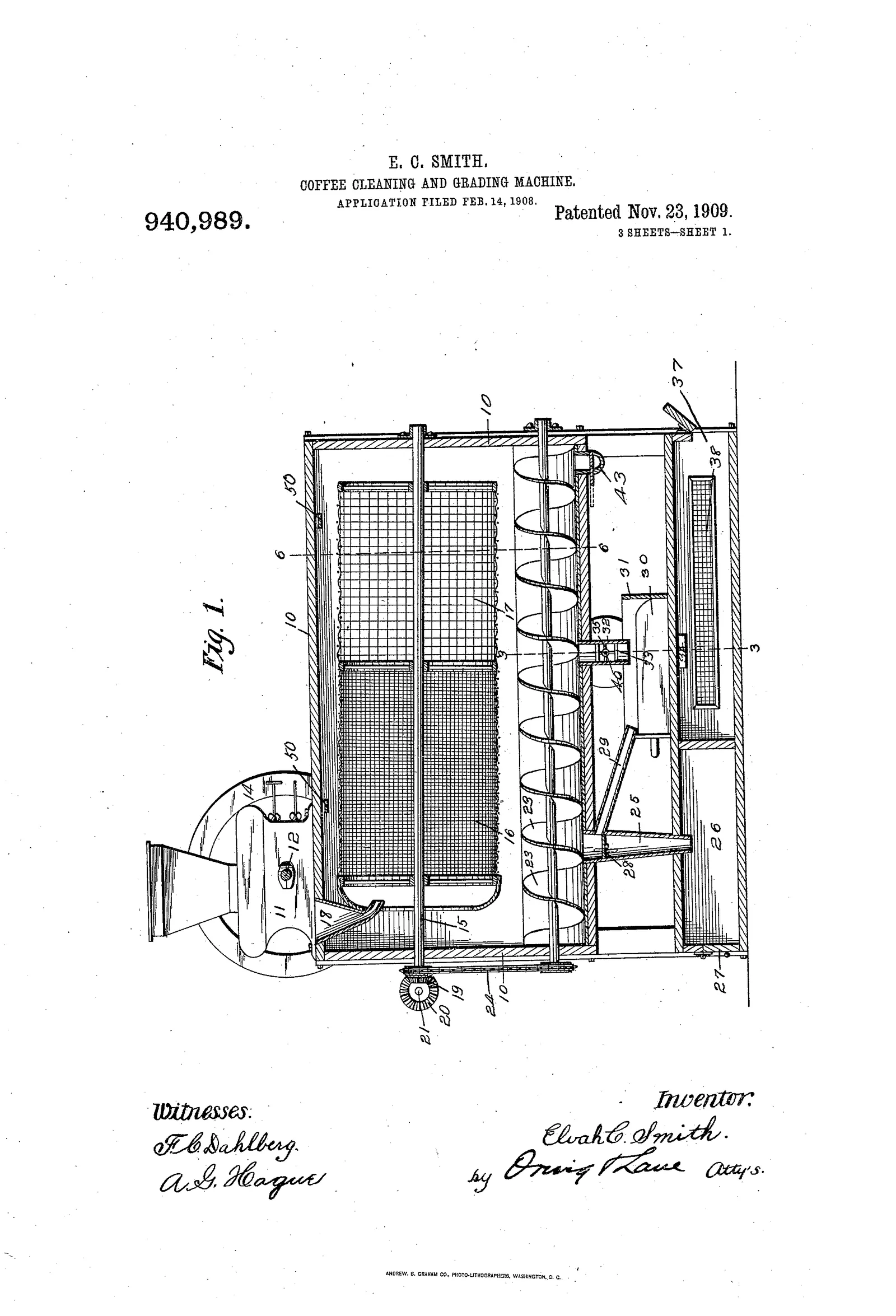 La machine entière en élévation latérale, un haut caisson rectangulaire dans lequel s'étagent plusieurs plans inclinés à claire-voie. Le café entre par la trémie du sommet, descend de tamis en tamis, et chaque étage retient un calibre pendant que le courant emporte les déchets légers. Le dessin fait voir la succession des grilles, c'est-à-dire le classement par taille qui suit immédiatement le lavage.