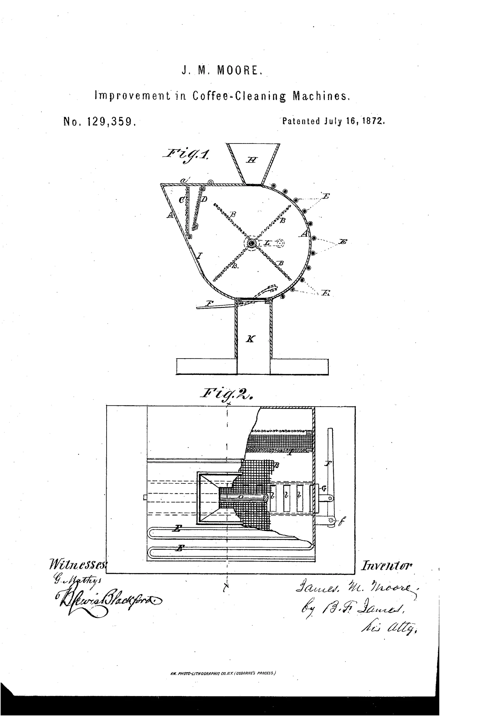 Deux figures. En haut, la machine vue de bout : un disque garni de dents tourne dans une enveloppe circulaire, et les hachures indiquent le bain dans lequel il plonge. En bas, la coupe horizontale développe l'ensemble, l'arbre, le palier, la goulotte d'entrée et la sortie de l'eau chargée. Le dessin montre bien que le nettoyage humide est d'abord une affaire de frottement dans un courant.