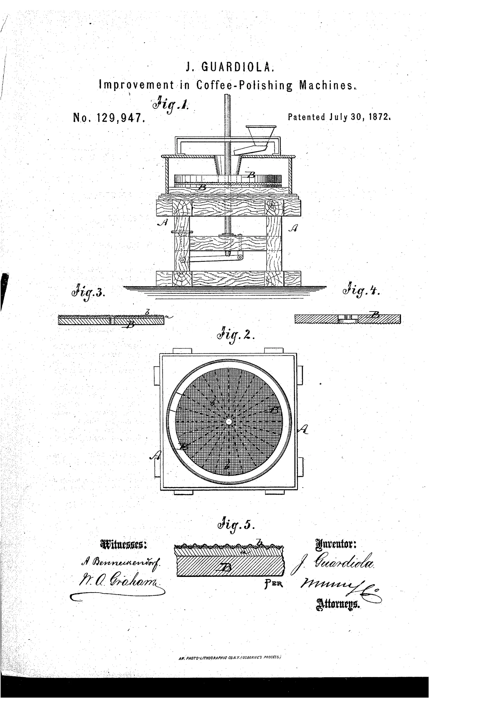 Trois figures au trait fin. La figure 1 donne l'élévation de la machine, une colonne montée sur un piètement bas et coiffée d'une trémie en entonnoir. La figure 2 l'ouvre en coupe : un arbre vertical garni de battes tourne dans un manchon perforé contre lequel les grains se frottent, et la pellicule argentée détachée tombe à travers les trous. La figure 3 montre ce manchon à plat. Le nom de Guardiola restera attaché aux machines de traitement du café centraméricain.