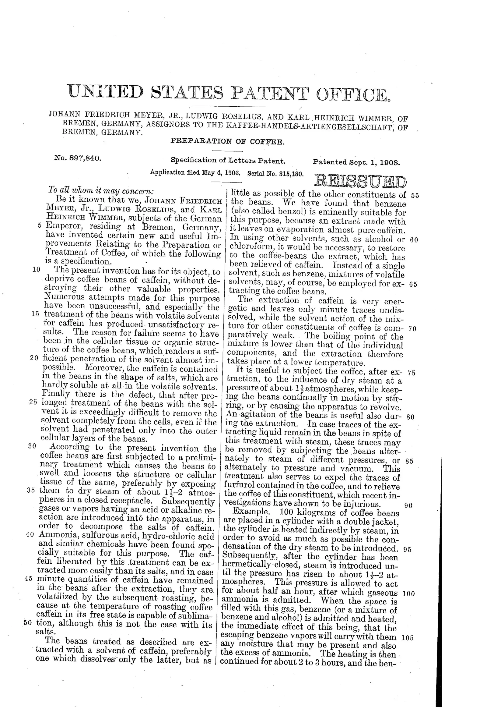 Première page typographiée du second brevet déposé le même jour par la même équipe de Brême, deux colonnes serrées de texte détaillant le gonflement des grains à la vapeur puis le lavage répété au solvant qui emporte la caféine sans emporter les arômes.