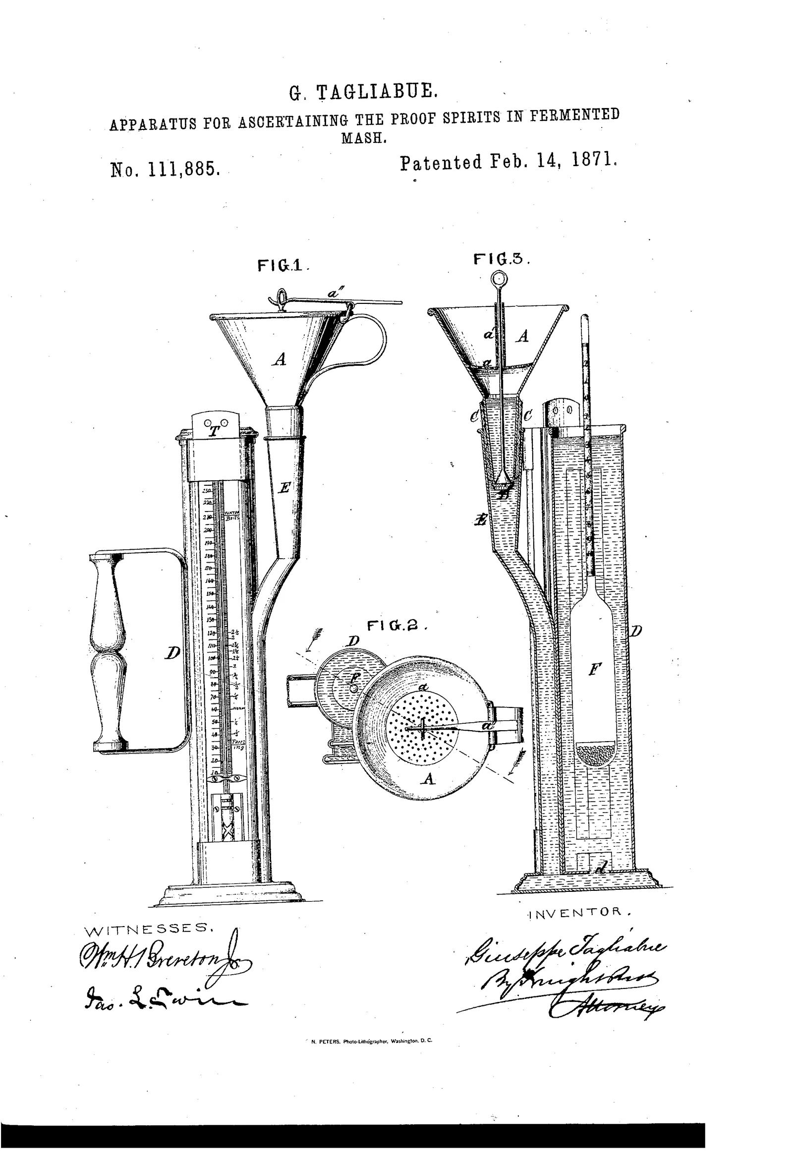 Deux hautes colonnes de verre graduées montées sur un socle de bois, reliées par un col de cygne à un petit ballon chauffé : l'appareil distille un échantillon du moût et lit sur la colonne sa richesse en alcool, donc l'avancement de la fermentation. C'est l'ancêtre direct des densimètres et des alcoomètres que les stations de lavage du café emprunteront à la brasserie et à la distillerie pour suivre leurs bacs.