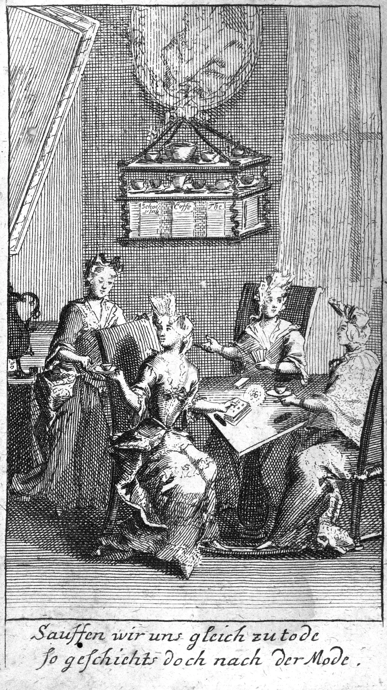 Frontispice d'un traité de 1707 contre l'abus des boissons chaudes : quatre femmes en robe à paniers et coiffe haute sont attablées dans un salon sous un lustre, l'une tend la main vers sa tasse, une autre feuillette un livre, et la devise gravée au bas de la planche ironise sur le fait que l'on se tue à boire, mais selon la mode. C'est la seule pièce du lot où la consommation du café est montrée entre femmes.