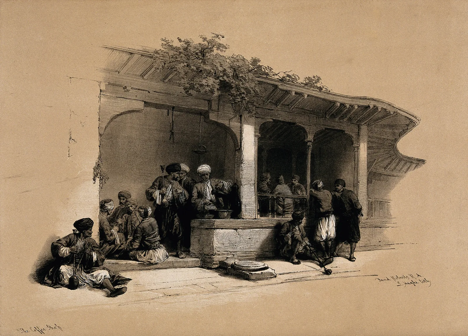 Lithographie coloriée montrant une échoppe de café du Caire : sous un auvent de bois sculpté, des hommes assis sur des banquettes de pierre fument et boivent, tandis que des passants et des animaux de bât circulent dans la ruelle.
