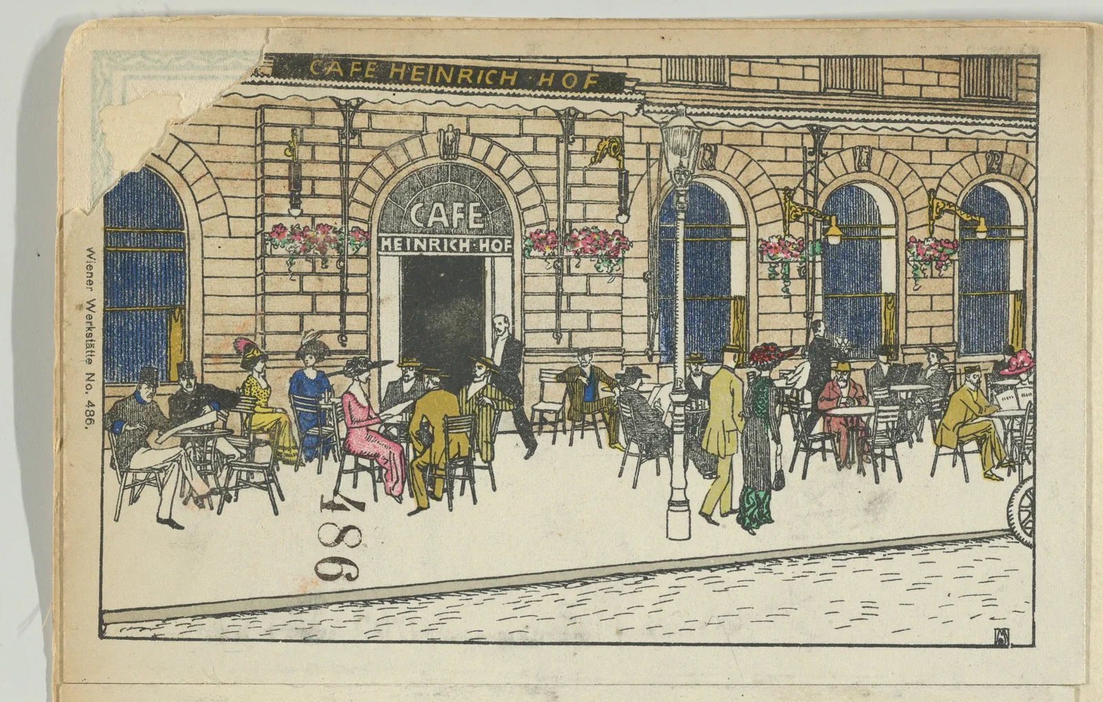 Carte postale dessinée au trait montrant la façade du Café Heinrichhof à Vienne : de hautes baies vitrées sous l'enseigne, et devant elles la terrasse où des consommateurs sont attablés à de petites tables rondes sur le trottoir.