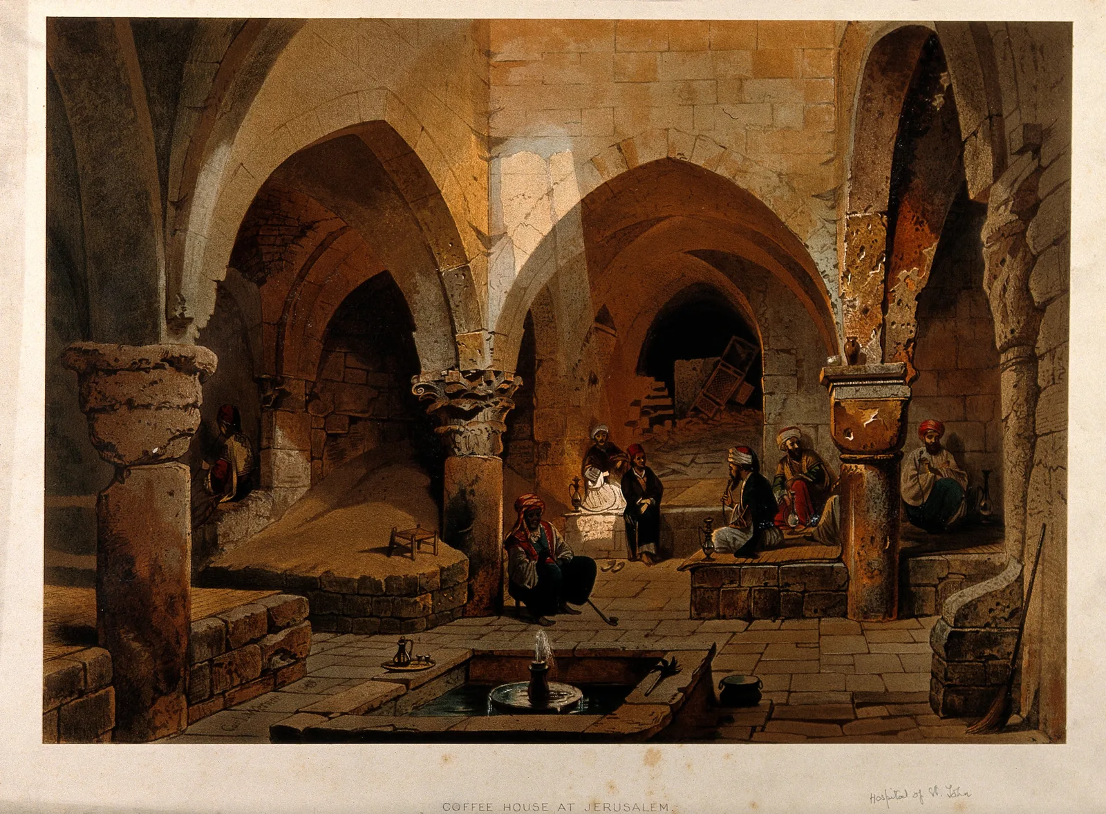 Lithographie coloriée d'un café de Jérusalem : sous une arcade de pierre, des consommateurs assis en cercle sur des nattes et des bancs, narguiles posés au sol et petites tasses à la main.