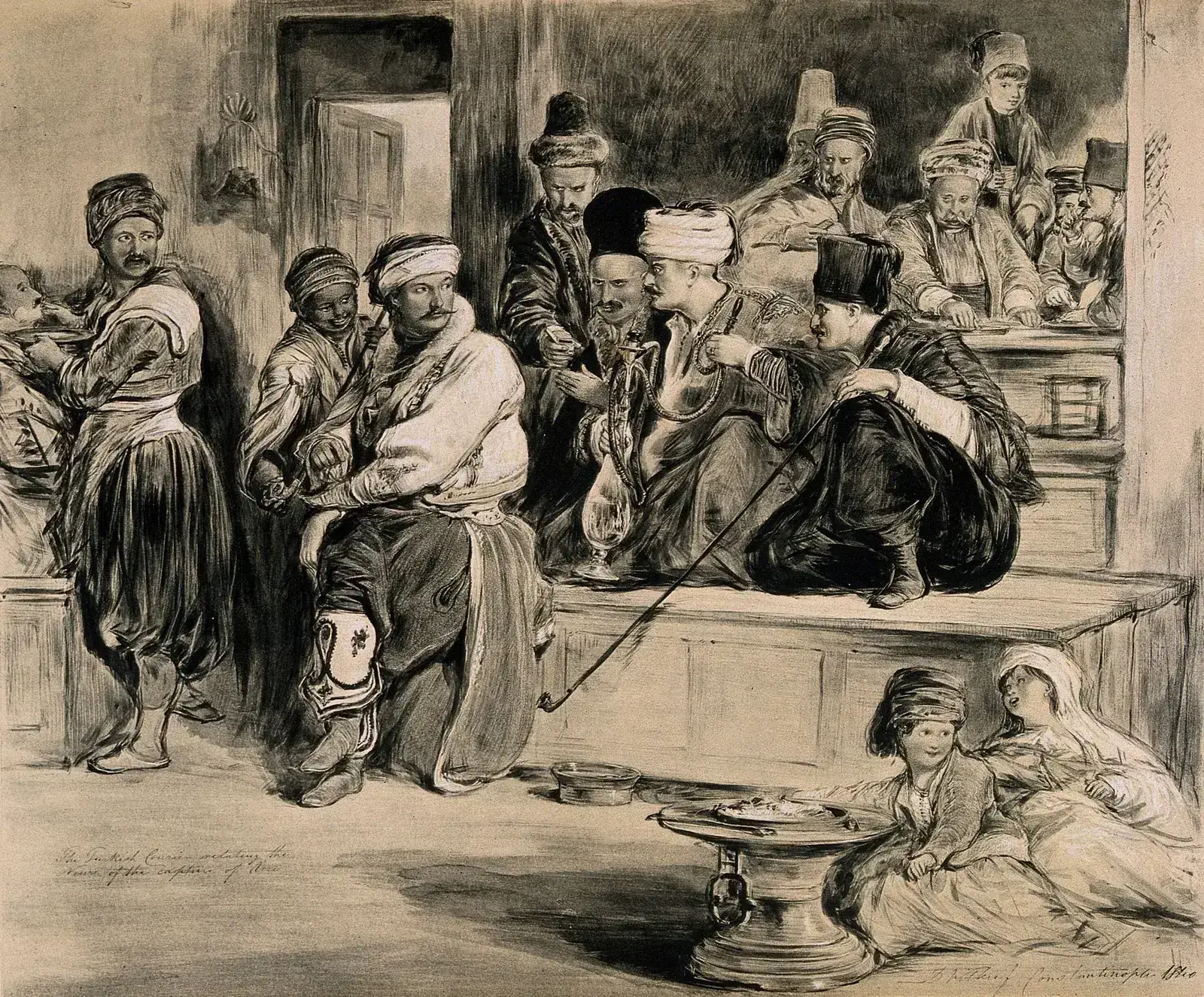 Dans un café de Constantinople, un homme debout apporte une nouvelle : les buveurs assis en tailleur sur l'estrade de bois se penchent vers lui, un narguilé posé entre eux et son tuyau déroulé jusqu'au sol, pendant que deux enfants jouent au premier plan près d'un brasero de cuivre. La lithographie est une grisaille au lavis, signée à la plume au bas de la planche.