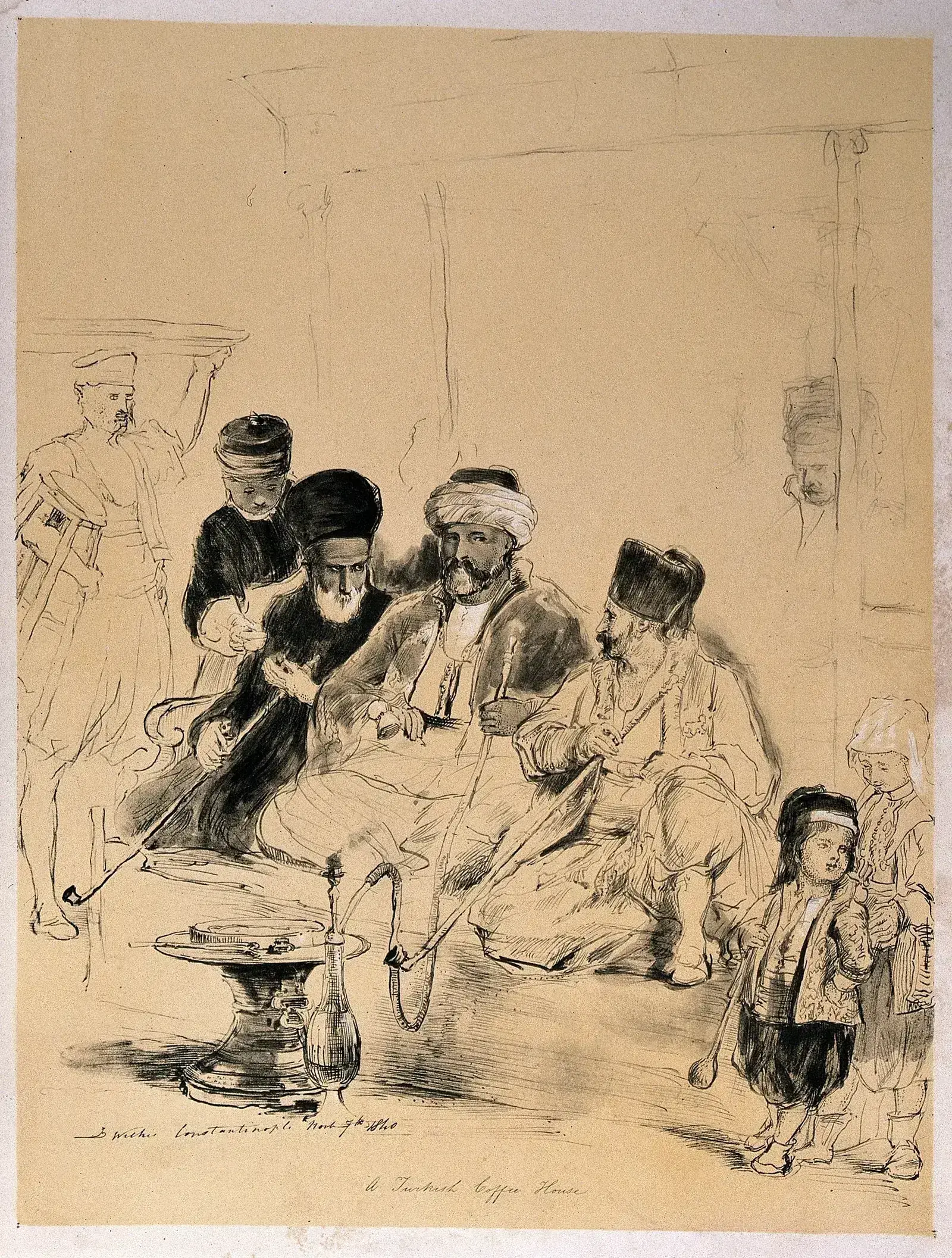 Lithographie d'une salle de café turque où des hommes et deux enfants sont assis à même des estrades basses, longues pipes à la main, autour d'un foyer où chauffent les cafetières.