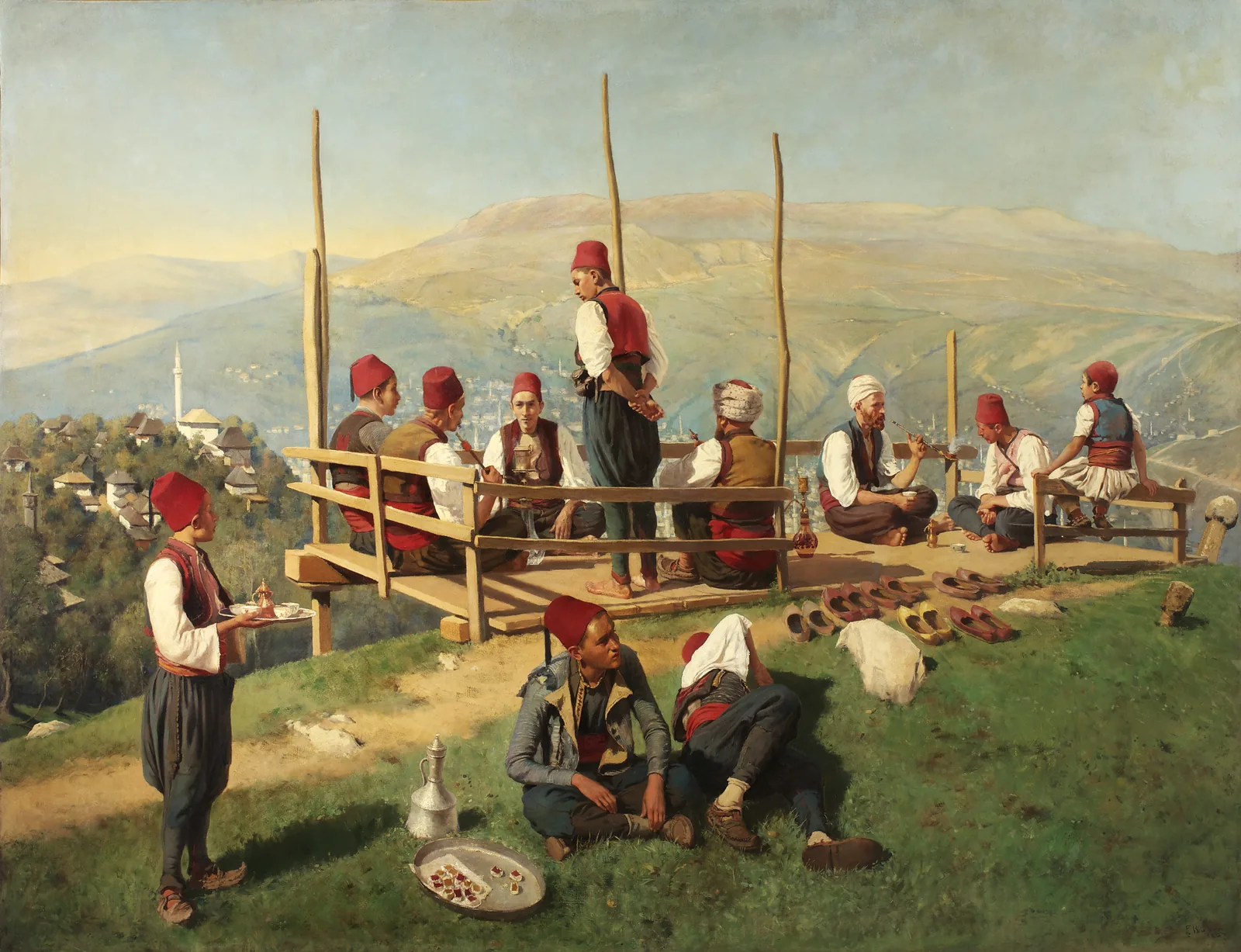 Peinture d'un café de plein air sur une pente herbeuse au-dessus de Sarajevo : des hommes coiffés du fez sont assis sur une estrade de bois abritée de perches, d'autres accroupis dans l'herbe autour d'un plateau, les montagnes fermant l'horizon.