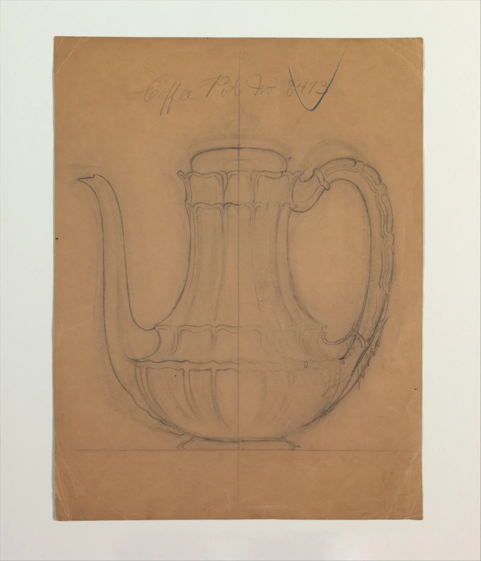 Dessin au crayon sur papier brun représentant de profil une cafetière d'argent : le corps galbé, le bec verseur, l'anse et le couvercle sont relevés au trait, avec une annotation manuscrite en haut de la feuille.