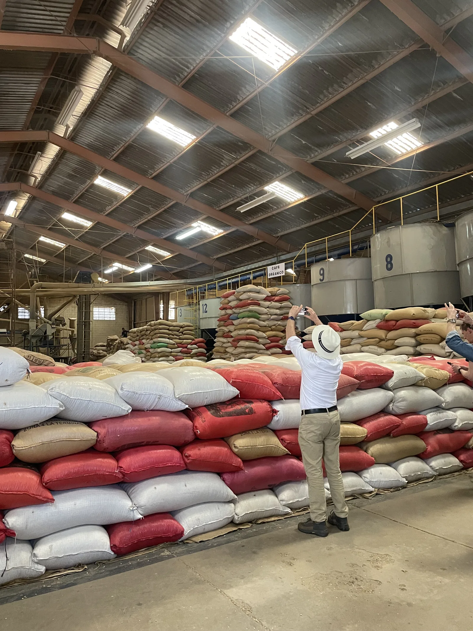 Entrepot de lots, sacs blancs et rouges empiles