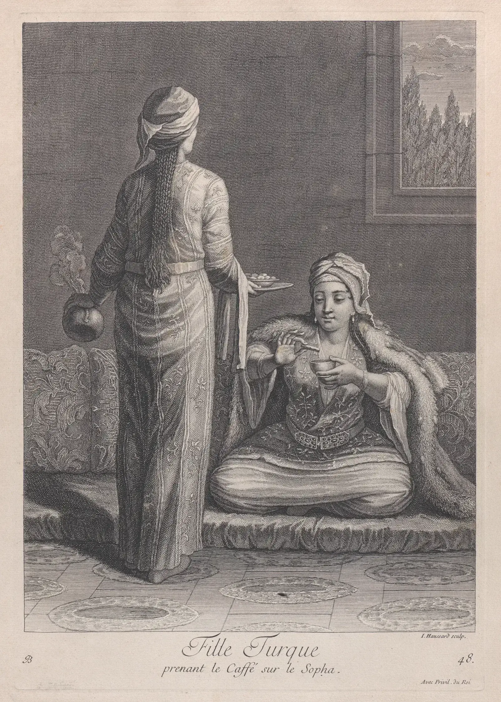 Gravure montrant une jeune femme ottomane assise en tailleur sur un sopha, une petite tasse à café dans son porte-tasse à la main ; derrière elle se tient une servante en turban et robe longue, devant une fenêtre ouverte sur un paysage.