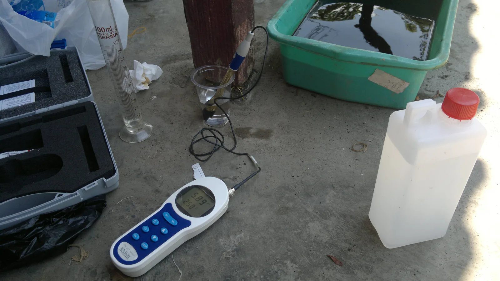 Un pH-mètre portatif à sonde affiche une lecture de 5,89 après la mesure d'un échantillon liquide recueilli dans un gobelet