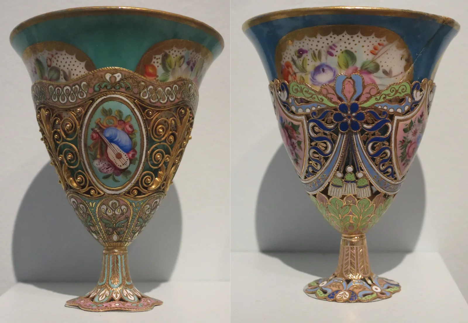 Photographie de deux coupes à café sur pied en or émaillé, vues chacune sous un angle différent : parois turquoise et bleue, médaillons floraux peints et bordures de couleurs vives, montures faites en Suisse pour le marché ottoman.