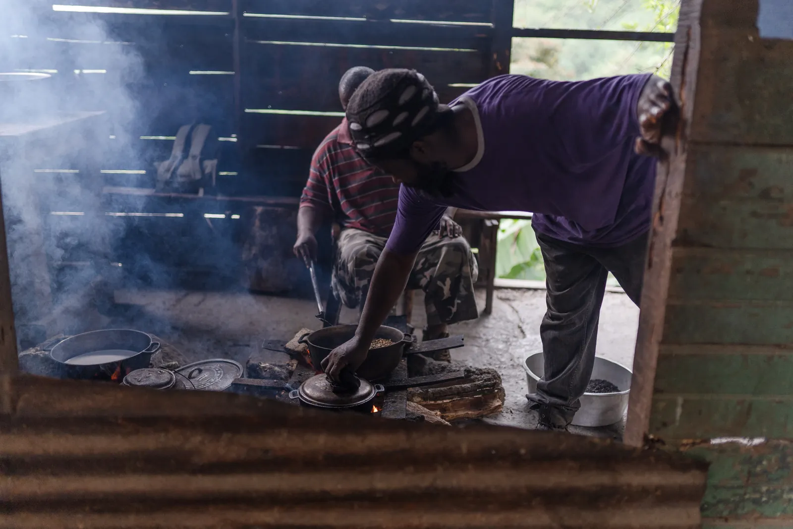 Torréfaction à la poêle en fonte, James Dennis' Coffee, Section, paroisse de Portland, Jamaïque, 2018