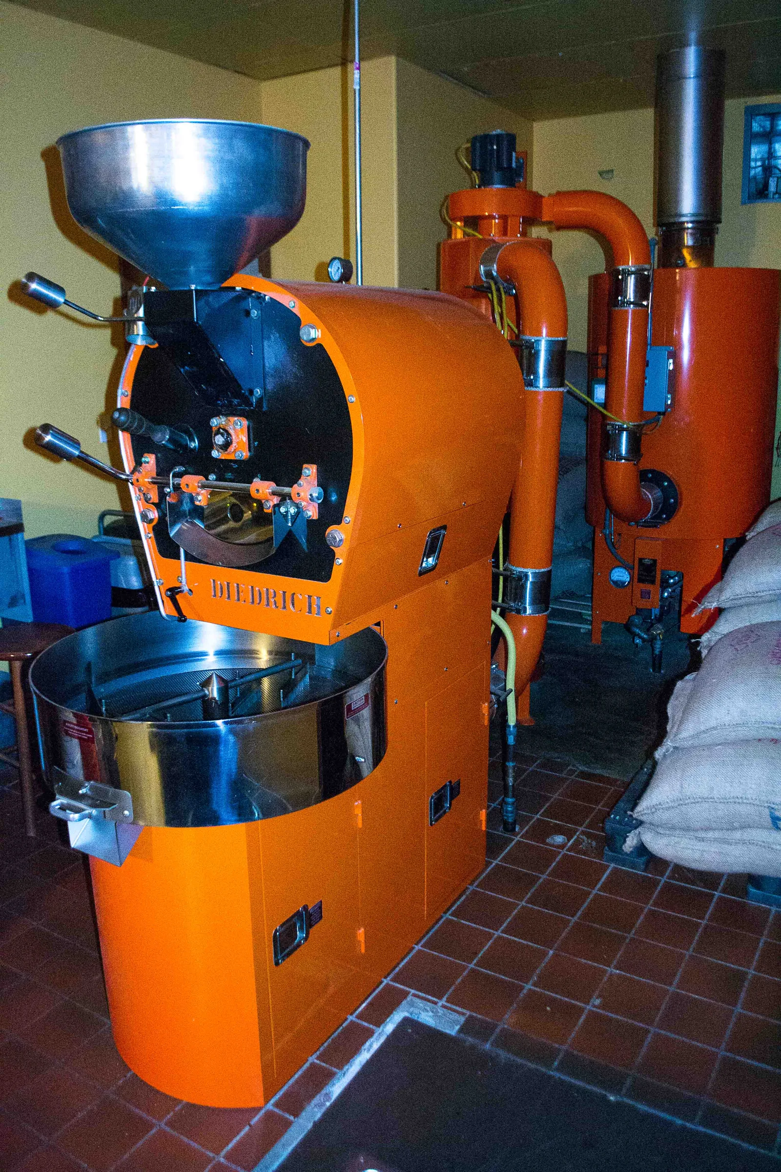 Le nom DIEDRICH est inscrit en relief sur le capot orange d'un torréfacteur installé à Seattle Coffee Works