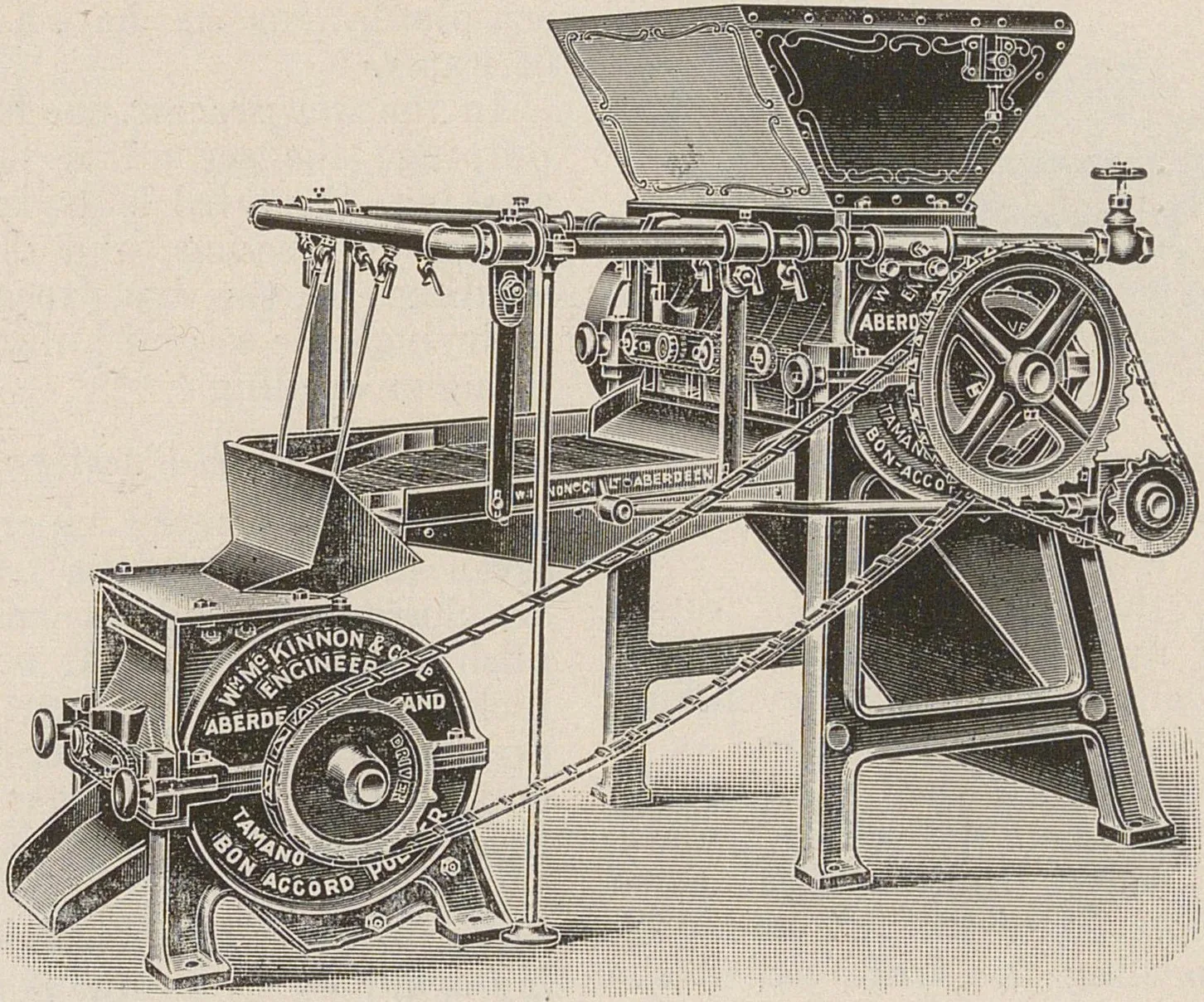 Machine à deux corps montée sur un bâti de fonte, avec trémie de chargement, grand volant et courroies.