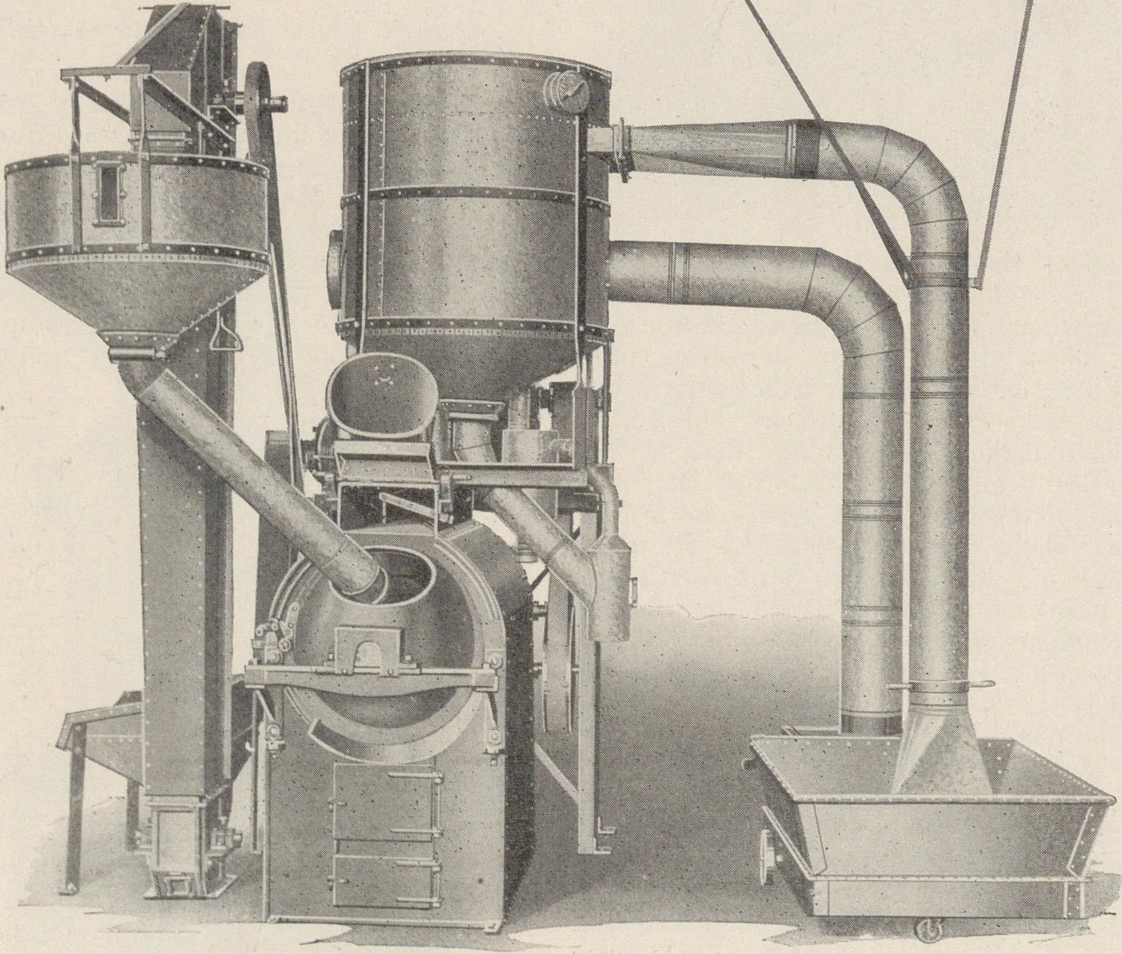 Torréfacteur à tambour surmonté de deux trémies et flanqué d'un gros conduit d'aspiration coudé.