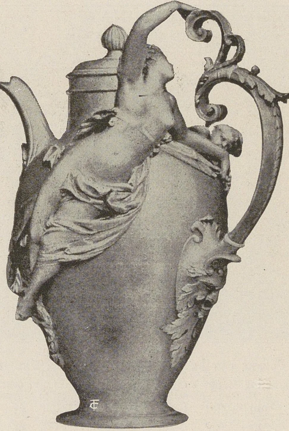 Grande urne à café ornée d'une figure féminine en relief et d'une anse feuillagée, vue de trois quarts.