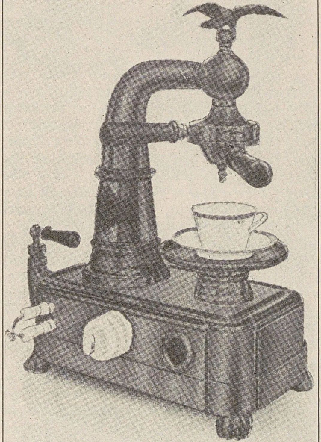 Machine à café à colonne coudée surmontée d'un aigle, avec robinet, bec de soutirage et tasse posée dessous.