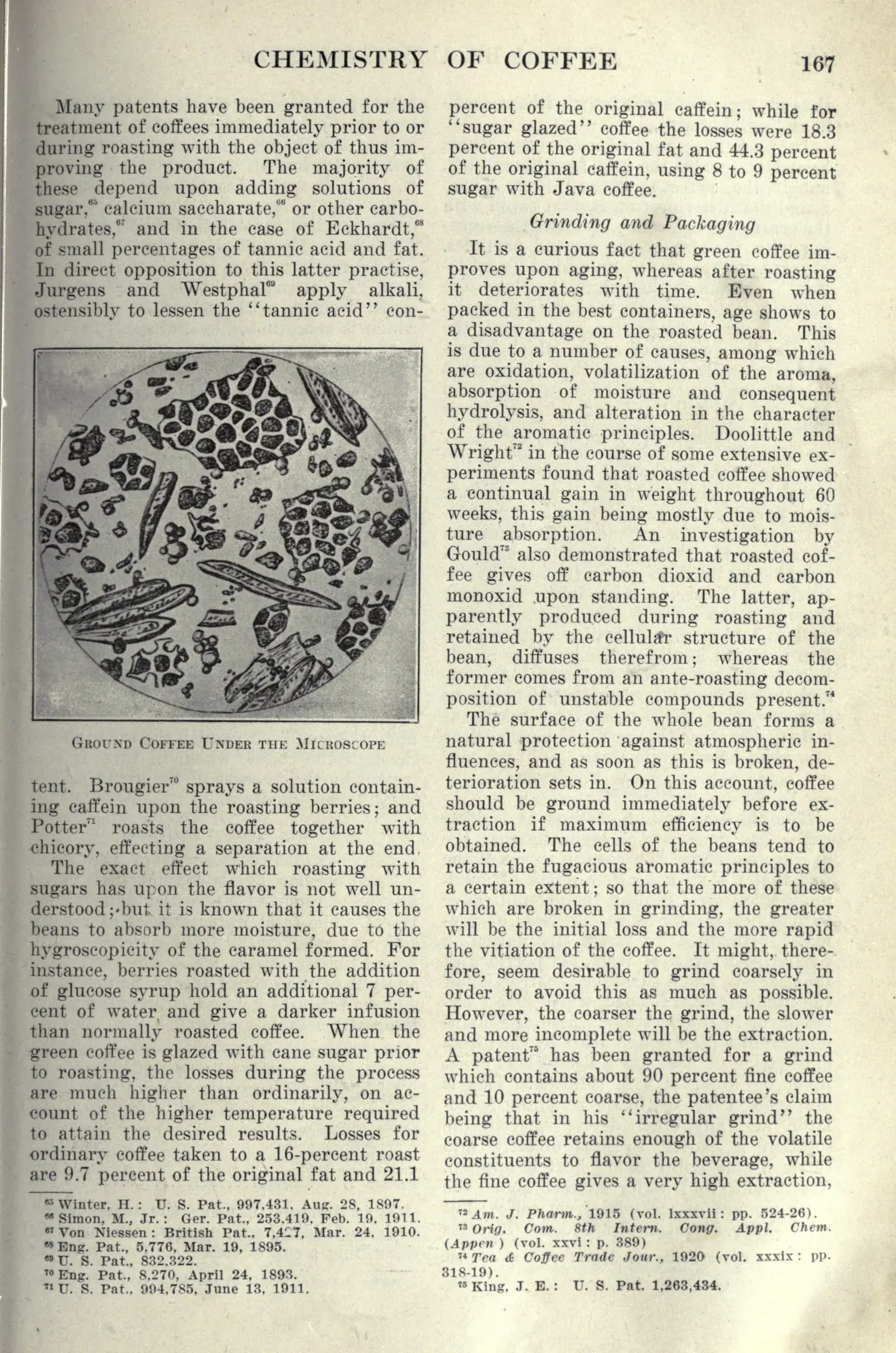 Au milieu de la page, une micrographie circulaire montre une prise de café moulu : des fragments anguleux de tissu cellulaire, des éclats de paroi et des lambeaux de pellicule, tous de tailles très inégales. La page qui l'entoure traite des brevets déposés pour traiter le café avant ou pendant la torréfaction, et des pertes de caféine et de matière grasse mesurées selon le degré de cuisson.