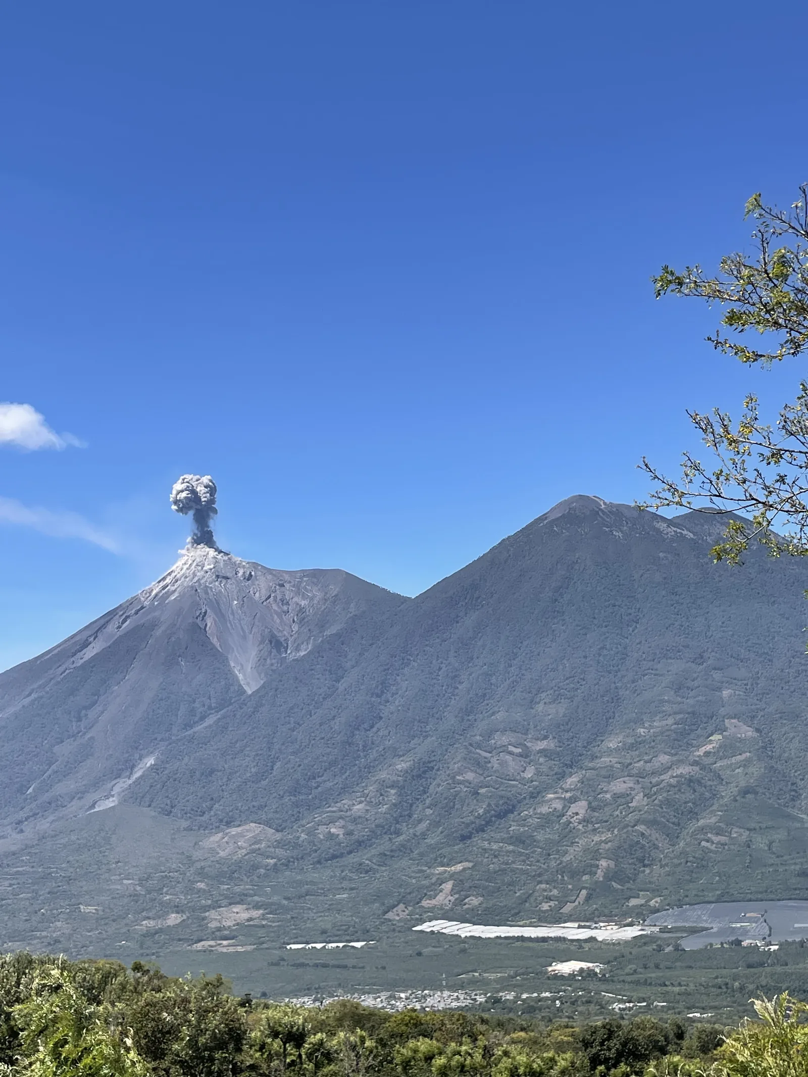 Volcan en eruption au-dessus de la vallee